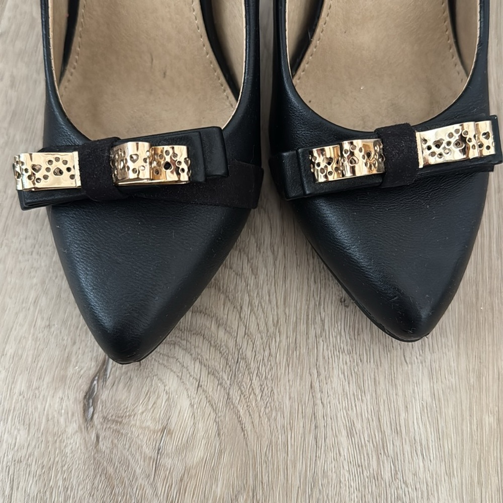 Women’s Black pointed toe heel with gold hardware! - Picture 5 of 5